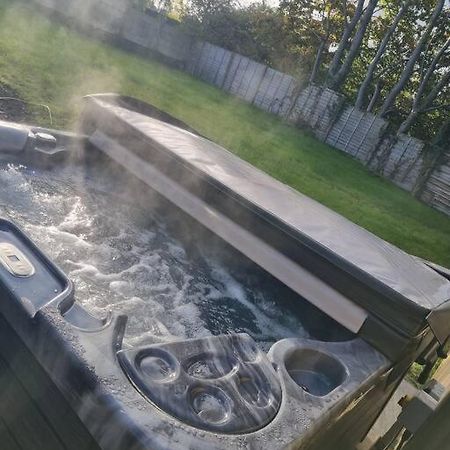 Willa 3 Bed Detached House & Hot Tub Wrexham Zewnętrze zdjęcie