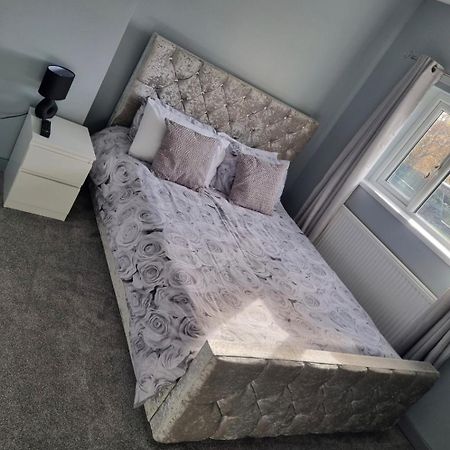 Willa 3 Bed Detached House & Hot Tub Wrexham Zewnętrze zdjęcie