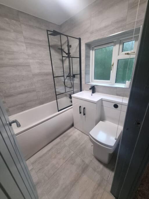 Willa 3 Bed Detached House & Hot Tub Wrexham Zewnętrze zdjęcie