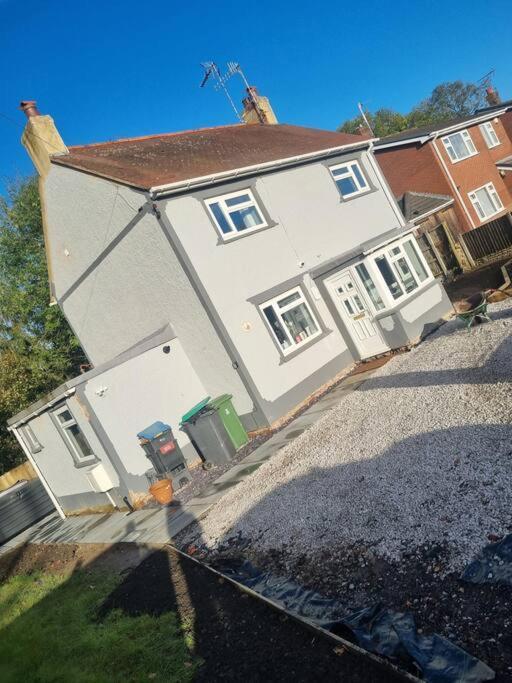 Willa 3 Bed Detached House & Hot Tub Wrexham Zewnętrze zdjęcie
